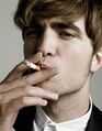 Robert-pattinson-smokes-cigarette.jpg